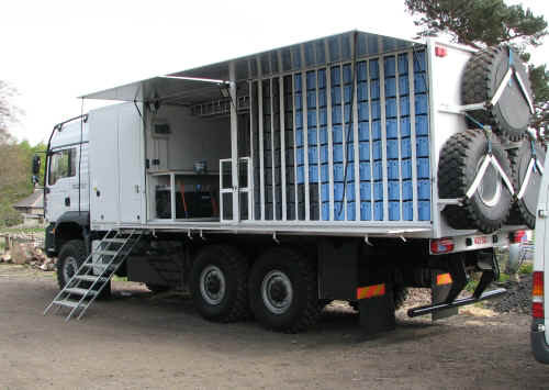 dakartruck02.jpg (158621 bytes)