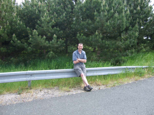Les waiting for fuel 100.JPG (50020 bytes)